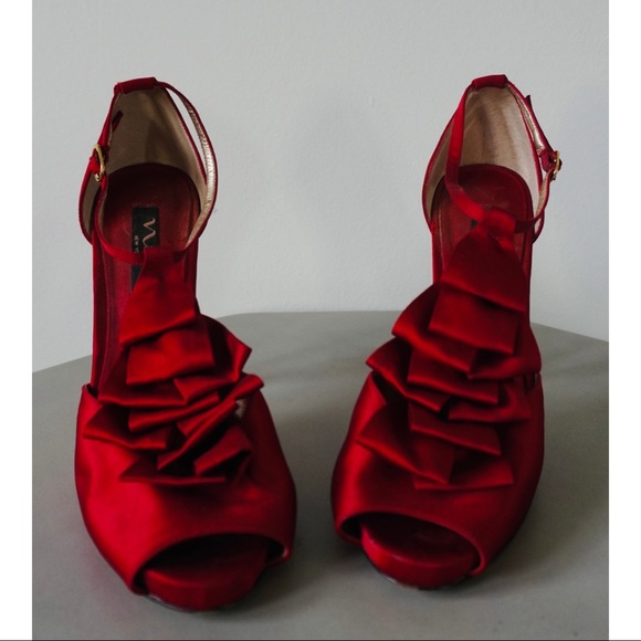 RED SATIN HEELS - Picture 4 of 9